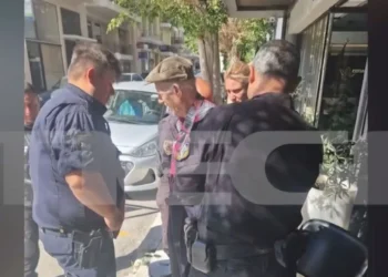 Η στιγμή της σύλληψης του 89χρονου στην Πάτρα που τραυμάτισε 5 με καραμπίνα (video)