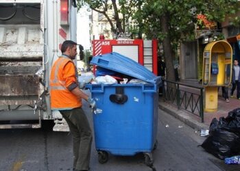 Θεσσαλονίκη: Άστεγος κοιμόταν σε κάδο σκουπιδιών – Βρέθηκε από εργαζόμενους