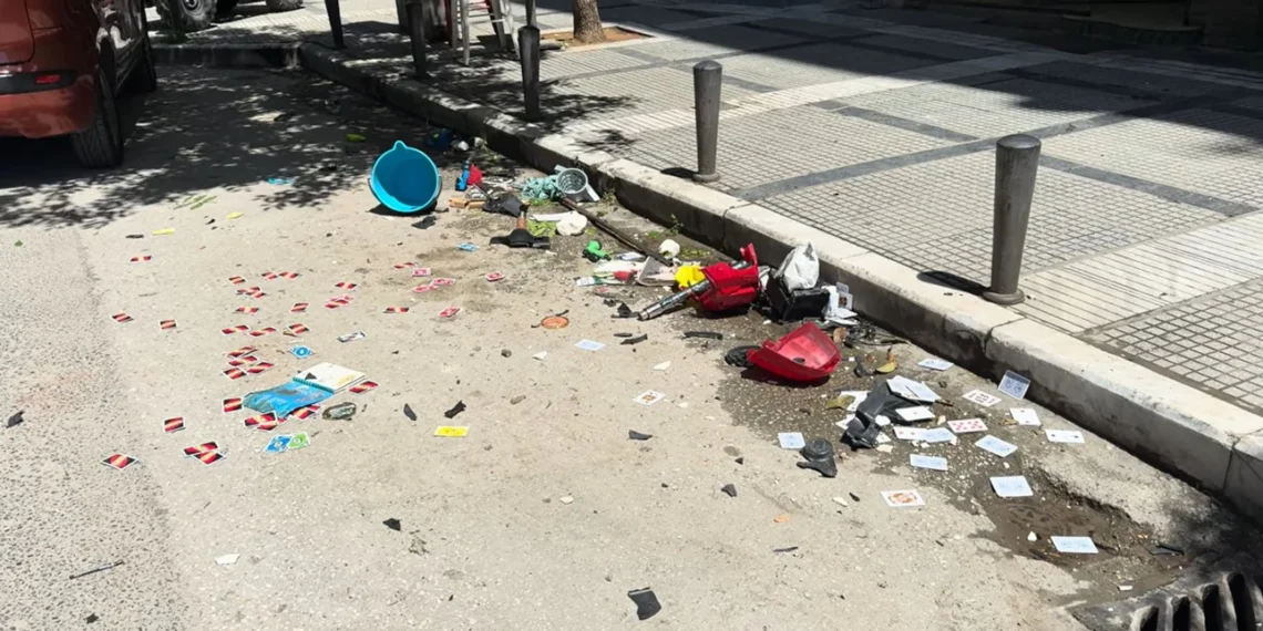 Θεσσαλονίκη: Πεντάχρονος επί μια ώρα πετούσε αντικείμενα στον δρόμο -Συνελήφθη η μητέρα του