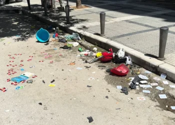 Θεσσαλονίκη: Πεντάχρονος επί μια ώρα πετούσε αντικείμενα στον δρόμο -Συνελήφθη η μητέρα του