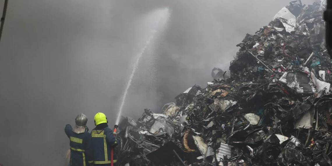 Mήνυμα του 112 για τη φωτιά στην εταιρεία ανακύκλωσης στο Ωραιόκαστρο (photo)