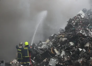 Mήνυμα του 112 για τη φωτιά στην εταιρεία ανακύκλωσης στο Ωραιόκαστρο (photo)