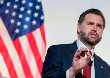 Αιχμηρό μήνυμα Βανς στο Ιράν: «Μην παίξετε με τις ΗΠΑ» – Ξεκινούν οι κρίσιμες συνομιλίες στο Ισλαμαμπάντ