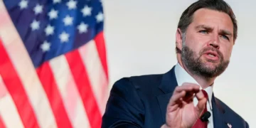 Αιχμηρό μήνυμα Βανς στο Ιράν: «Μην παίξετε με τις ΗΠΑ» – Ξεκινούν οι κρίσιμες συνομιλίες στο Ισλαμαμπάντ