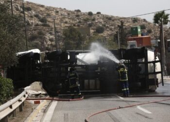 Καβάλα: Βυτιοφόρο όχημα ανατράπηκε πάνω στην Εγνατία Οδό