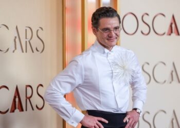 «De Noche»: Η νουάρ γοητεία του Πέδρο Πασκάλ στις πρώτες εικόνες από την παραγωγή του Τοντ Χέινς