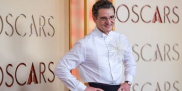 «De Noche»: Η νουάρ γοητεία του Πέδρο Πασκάλ στις πρώτες εικόνες από την παραγωγή του Τοντ Χέινς