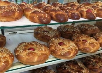 Στα περσινά επίπεδα οι τιμές στα τσουρέκια – Υποτονική η κίνηση στα αρτοποιεία