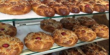 Στα περσινά επίπεδα οι τιμές στα τσουρέκια – Υποτονική η κίνηση στα αρτοποιεία