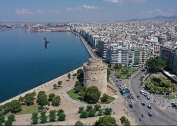 Ξύλινο ντεκ και πλατεία Δημοκρατίας περνούν τον προέλεγχο του ΕΣΠΑ