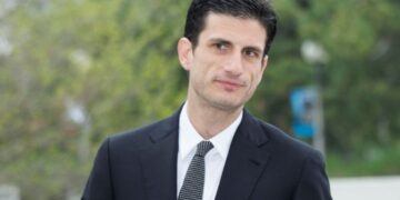 Ο Τζακ Σλόσμπεργκ, εγγονός του Τζ. Φ. Κένεντι, επανέλαβε την κριτική του για τη σειρά Love Story