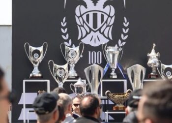 Έντονη η ασπρόμαυρη αύρα στην πλατεία Αριστοτέλους για τα 100 χρόνια του ΠΑΟΚ