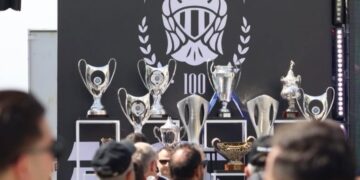 Έντονη η ασπρόμαυρη αύρα στην πλατεία Αριστοτέλους για τα 100 χρόνια του ΠΑΟΚ