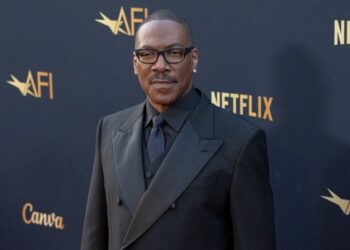 Συγκίνηση και παρατεταμένο χειροκρότημα στον Έντι Μέρφι, ο οποίος βραβεύθηκε από το AFI