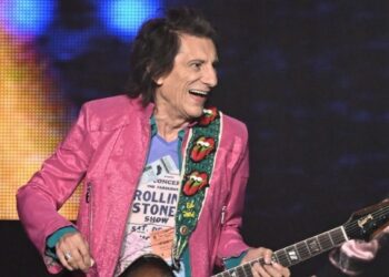 Ο Ρόνι Γουντ θα δώσει σόλο συναυλία στο Λονδίνο το καλοκαίρι