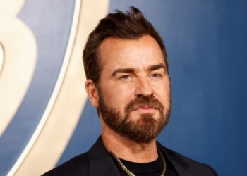 Τζάστιν Θερού: Η τρυφερή εξομολόγηση για τον γιο του και η λαμπερή εμφάνιση στο κόκκινο χαλί