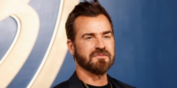 Τζάστιν Θερού: Η τρυφερή εξομολόγηση για τον γιο του και η λαμπερή εμφάνιση στο κόκκινο χαλί