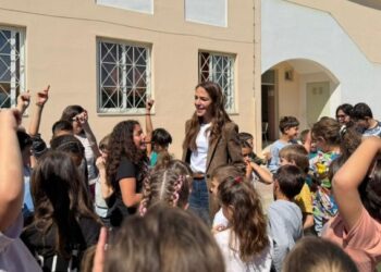 Μιχαηλίδου στην Αίγινα: Για πρώτη φορά ζεστά σχολικά γεύματα σε όλα τα δημοτικά σχολεία του νησιού