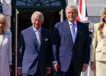 Η ιστορική καρφίτσα της Ελισάβετ Β΄ που έκλεψε τις εντυπώσεις στην επίσκεψη του βασιλικού ζεύγους στις ΗΠΑ