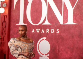 Η Σίνθια Ερίβο διέκοψε την παράστασή της στο Γουέστ Εντ όταν αντιλήφθηκε θεατή να βιντεοσκοπεί