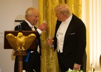 Η… πληρωμένη ατάκα του Βασιλιά Καρόλου στον Τραμπ για τις ΗΠΑ και τα γαλλικά