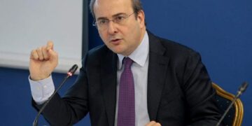 «Με μέτρο τα νέα μέτρα»: Το στίγμα Χατζηδάκη για οικονομία, πλεονάσματα και πολιτικό κλίμα