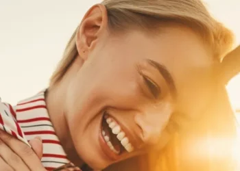 Πώς να φαίνεσαι αυτόματα πιο ελκυστική χωρίς να προσπαθείς