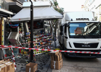 Θεσσαλονίκη: Φορτηγό έπεσε πάνω σε περίπτερο στον πεζόδρομο της Αγ. Σοφίας