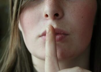 Αυτή είναι η φράση που αποκαλύπτει ότι λέει ψέματα – Δώσε προσοχή