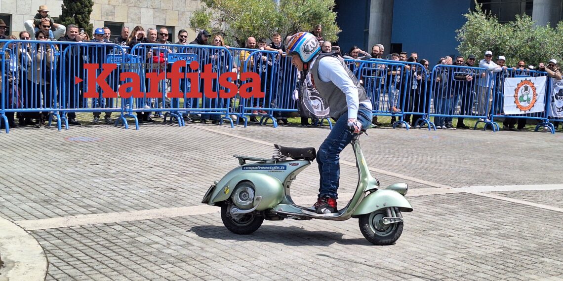 Απόβαση Vespa στο δημαρχείο Θεσσαλονίκης – Ακροβατικά που κόβουν την ανάσα απ’ τον Nicola L’Impennatore (ΦΩΤΟ+Video)