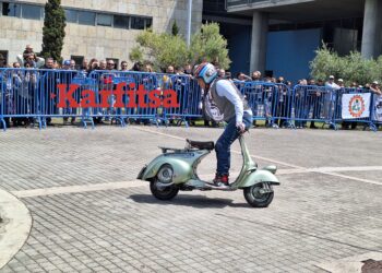 Απόβαση Vespa στο δημαρχείο Θεσσαλονίκης – Ακροβατικά που κόβουν την ανάσα απ’ τον Nicola L’Impennatore (ΦΩΤΟ+Video)