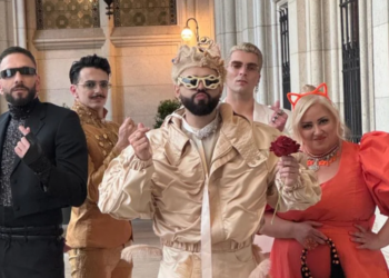Eurovision 2026: Ο Ακύλας έκλεψε την παράσταση στο Τιρκουάζ Χαλί με συμβολισμούς και ελληνικό «άρωμα»