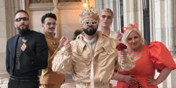 Eurovision 2026: Ο Ακύλας έκλεψε την παράσταση στο Τιρκουάζ Χαλί με συμβολισμούς και ελληνικό «άρωμα»