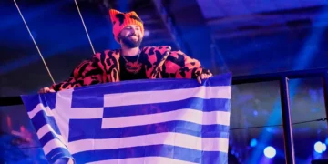 Eurovision: Ο Akylas ανεβαίνει στο πατίνι του φεύγει για τελικό και ετοιμάζεται να το… φέρει!