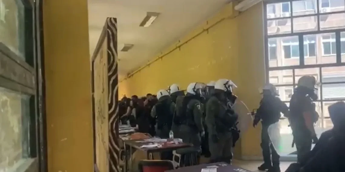 Θεσσαλονίκη:  Άγριο ξύλο στο ΑΠΘ – Στο νοσοκομείο 7 άτομα