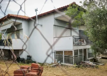 Στον εισαγγελέα ο 30χρονος που συνελήφθη για τη δολοφονία του πατέρα του στο Τριάδι