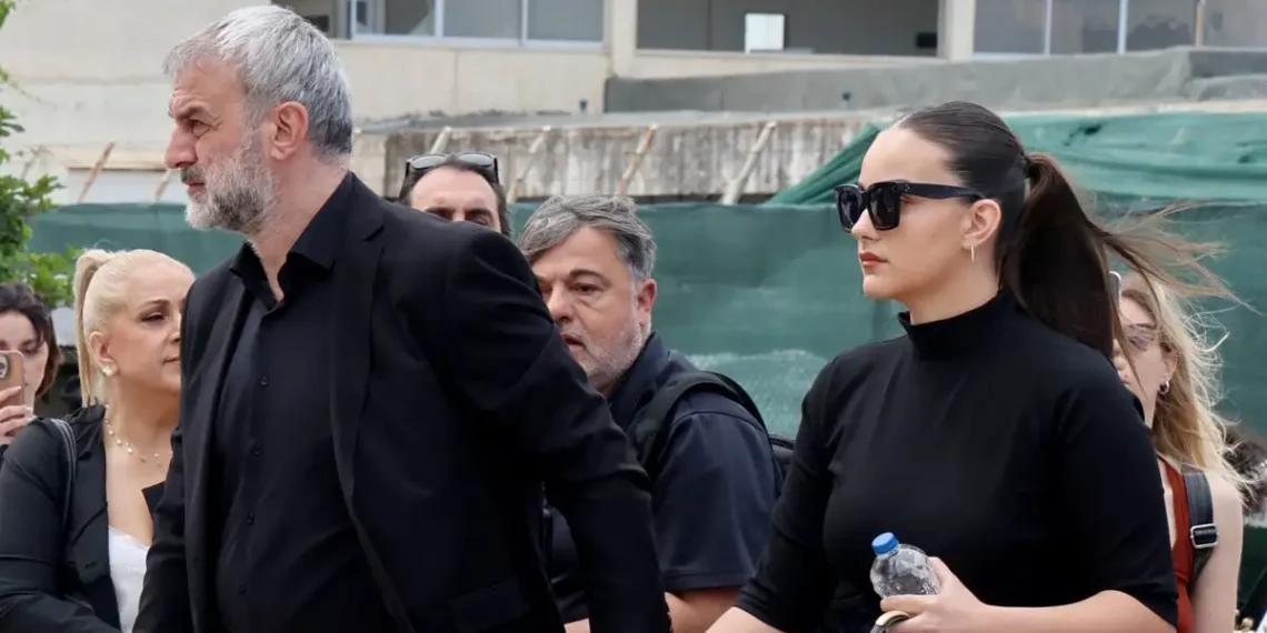 Ράγισε καρδιές η κόρη της Γωγώς Μαστροκώστα στον επικήδειο της: Θα είσαι για πάντα μέσα μου