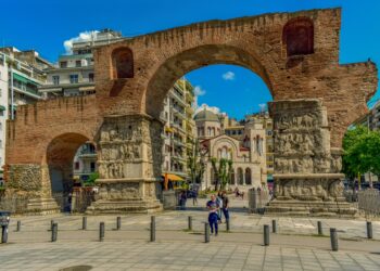 Δυσοίωνη η έναρξη της θερινής σεζόν για τους ξεναγούς της Θεσσαλονίκης – Ακυρώσεις υπό τη σκιά του πολέμου