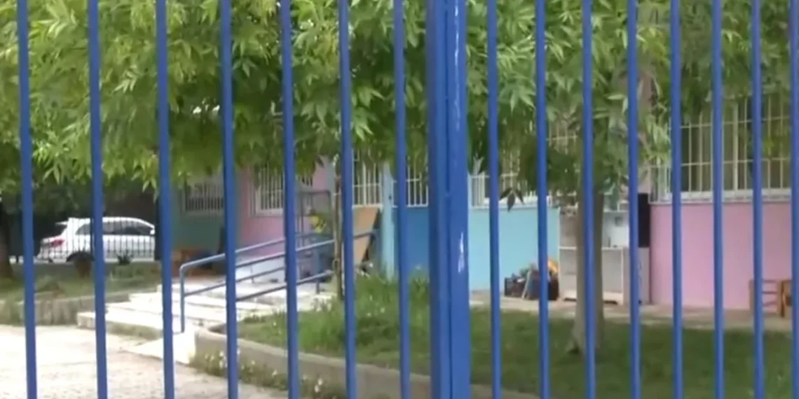 Θεσσαλονίκη: Έσωσαν το δάχτυλο παιδιού που έκοψε η καγκελόπορτα (VIDEO)