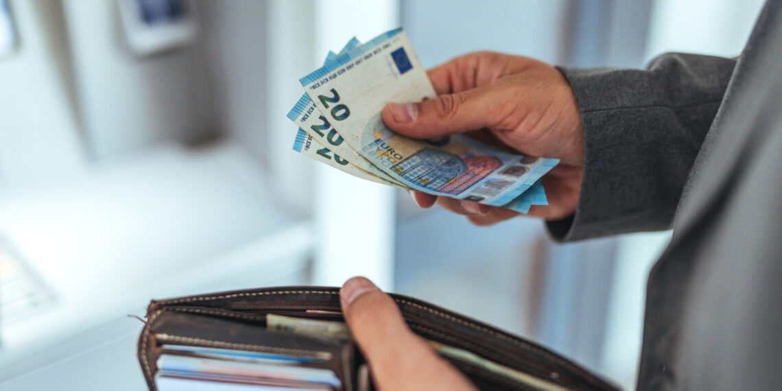 «Ζεστό» χρήμα σε χιλιάδες πολίτες: Στον λογαριασμό τους 61,5 εκατ. ευρώ από e-ΕΦΚΑ και ΔΥΠΑ