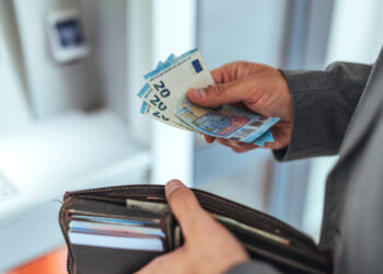 «Ζεστό» χρήμα σε χιλιάδες πολίτες: Στον λογαριασμό τους 61,5 εκατ. ευρώ από e-ΕΦΚΑ και ΔΥΠΑ