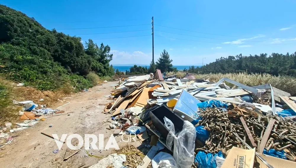 Χαλκιδική: Παράνομη χωματερή-βόμβα δίπλα στη γέφυρα της Ποτίδαιας (Video)