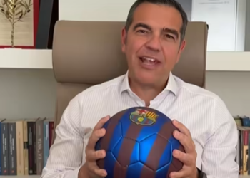 Με άρωμα Μπαρτσελόνα η επιστροφή Τσίπρα – Αποκάλυψε τα χρώματα του νέου κόμματος (VIDEO)