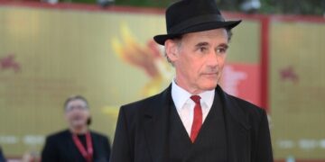«Nice Fish»: Από το θεατρικό σανίδι στη μεγάλη οθόνη με την υπογραφή του Μαρκ Ράιλανς