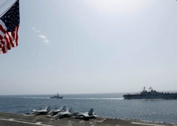 Ιρανικοί πύραλοι έπληξαν αμερικανική φρεγάτα στα Στενά του Ορμούζ, σύμφωνα με το Fars