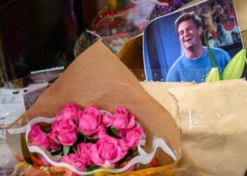 Σε δημοπρασία προσωπικά αντικείμενα του Μάθιου Πέρι για καλό σκοπό