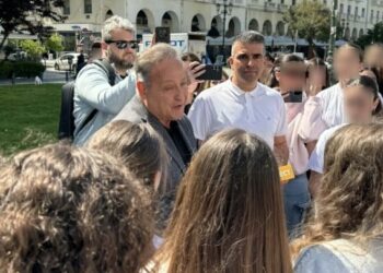 Μαθητές μοίρασαν καρτελάκια ενάντια στην παράνομη στάθμευση, παρουσία του Στ. Αγγελούδη