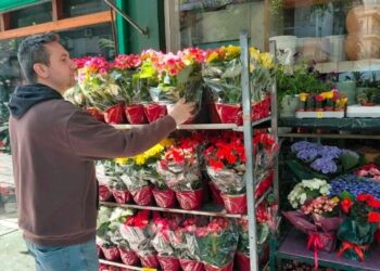 Η γιορτή της μητέρας κερδίζει και φέτος τον Άγιο Βαλεντίνο