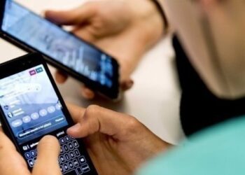 Βρετανία: Τα social media είναι τόσο βλαβερά για τα παιδιά όσο το κάπνισμα, σύμφωνα με τους Βρετανούς γιατρούς