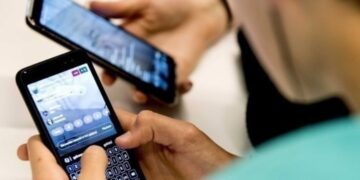 Βρετανία: Τα social media είναι τόσο βλαβερά για τα παιδιά όσο το κάπνισμα, σύμφωνα με τους Βρετανούς γιατρούς